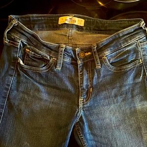 3 pairs. 2 pairs of Hollister, one sized 24, one sized 25. 1 pair H&M size 24.